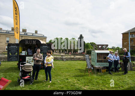 Cibo e bevande Festival Althorp Northamptonshire casa buggy macchina fotografica rum negozio bar Champagne edificio segno esterno fizz booze bottiglie persone bambino Foto Stock