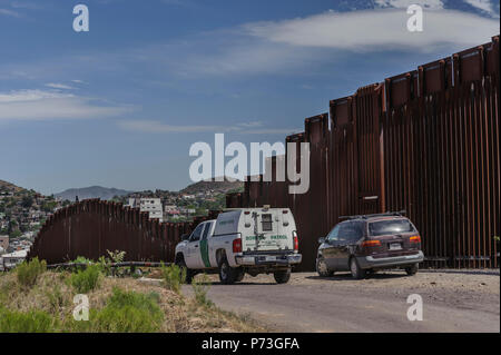 Stati Uniti recinzione di confine, barriera pedonale, a ovest di Nogales Arizona, Aprile 2018 Foto Stock