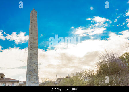 Vista di obelisco murato, Costantino obelisco o muratura obelisco in antico ippodromo vicino a Sultanahmet,la Moschea Blu ad Istanbul in Turchia. Foto Stock