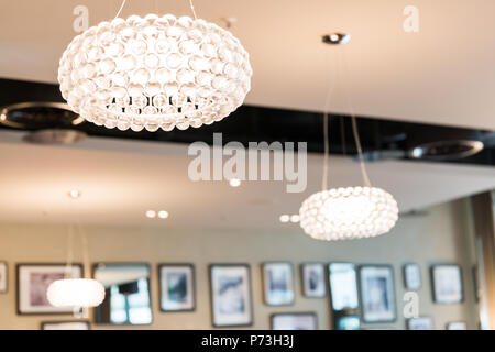 Illuminata rotonda illuminazione a soffitto nel ristorante con sfondo sfocato Foto Stock