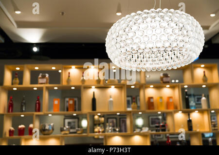 Illuminata rotonda illuminazione a soffitto con legno di partizione in sfondo sfocato Foto Stock