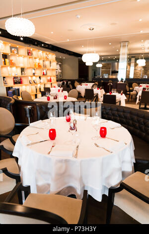 Ristorante Round Table con rosso, bianco e marrone di decorazione Foto Stock