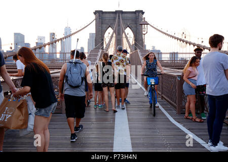 I pedoni e i ciclisti sul ponte di Brooklyn percorso a piedi Foto Stock