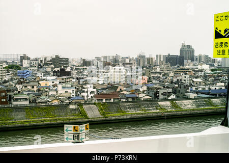 Massa congestionate di case lungo un fiume, Tokyo, Giappone Foto Stock