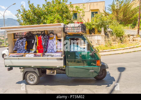 Palermo, sicilia, Europa-10/06 / 2018.piccolo camion che vendono vestiti sulla strada di un paese vicino a Palermo in Sicilia Foto Stock