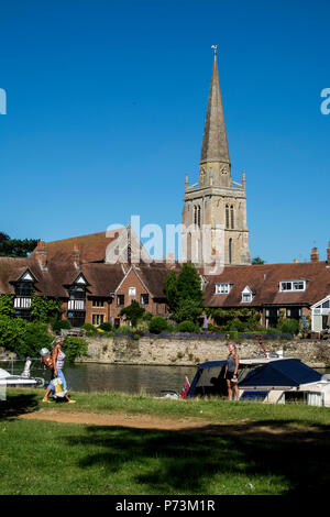 Vista sul Fiume Tamigi verso Sant'Elena è la Chiesa, Abingdon-on-Thames, Oxfordshire, England, Regno Unito Foto Stock