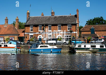 Vista sul Fiume Tamigi al vecchio Anchor Inn, Abingdon-on-Thames, Oxfordshire, England, Regno Unito Foto Stock