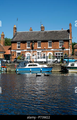 Vista sul Fiume Tamigi al vecchio Anchor Inn, Abingdon-on-Thames, Oxfordshire, England, Regno Unito Foto Stock