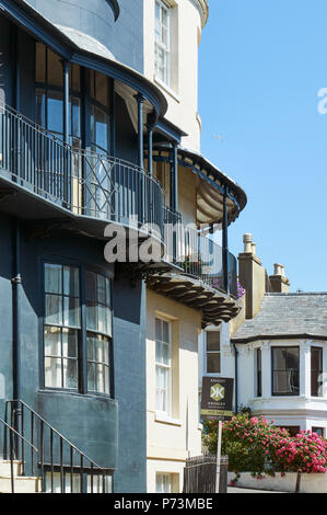 Georgian bow fronteggiata case di Croft Road in Hastings Old Town, East Sussex, Gran Bretagna Foto Stock