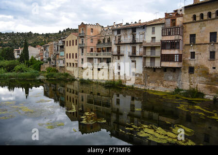 Ingresso attraverso il ponte al villaggio Valderrobles nella regione di Matarraña, Teruel Foto Stock