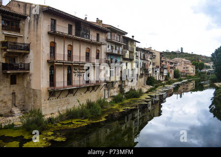 Ingresso attraverso il ponte al villaggio Valderrobles nella regione di Matarraña, Teruel Foto Stock