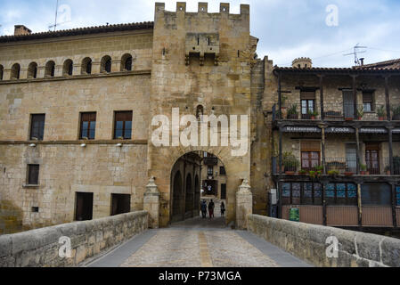 Ingresso attraverso il ponte al villaggio Valderrobles nella regione di Matarraña, Teruel Foto Stock