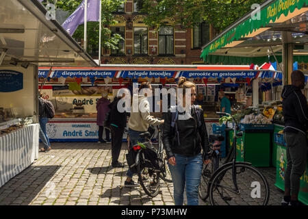 Le persone sono passeggiando sul mercato al Vismarkt a Groningen a cercare le migliori occasioni, Paesi Bassi 2018. Foto Stock