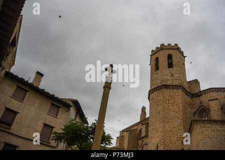 Ingresso attraverso il ponte al villaggio Valderrobles nella regione di Matarraña, Teruel Foto Stock