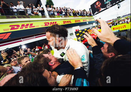 Lewis Hamilton celebra la vittoria al 2018 grande Prix francese con la sua Mercedes compagni di squadra. Credito: Sergey Savrasov / Spacesuit Media. Foto Stock