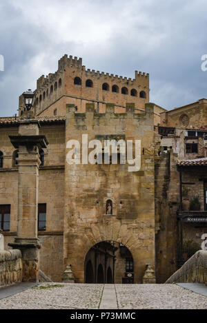 Ingresso attraverso il ponte al villaggio Valderrobles nella regione di Matarraña, Teruel Foto Stock