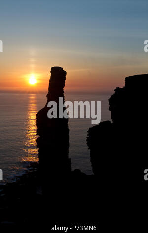 Tramonto estivo presso il vecchio uomo di Hoy, Orkney Isles Foto Stock