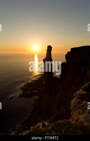Tramonto estivo presso il vecchio uomo di Hoy, Orkney Isles Foto Stock