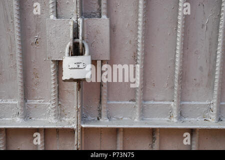 Vecchia serratura sulla porta. serratura sulla porta di una vecchia casa colonica . vero stile villaggio. close-up. focus sulla serratura Foto Stock