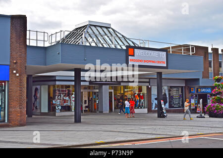 Street View di persone a piedi dall'entrata anteriore al recentemente rinnovato e ridecorato Bridgend centro shopping nel centro della citta'. Foto Stock