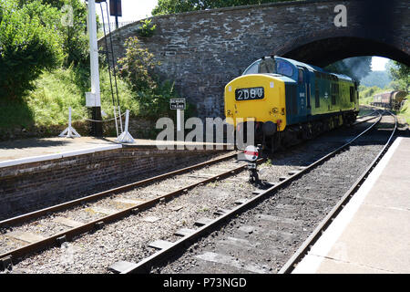 03 luglio 2018 - Carrog stazione ferroviaria,Galles, UK. con una classe 37 locomotiva gruppo (C37LG) inglese di tipo elettrico 3. Motore V12 1700cv Foto Stock