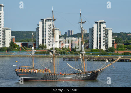 Tall Ship il Conte di Pembroke arriva sul Fiume Tamigi a Londra avanti della vela Royal Greenwich 2018 event Foto Stock