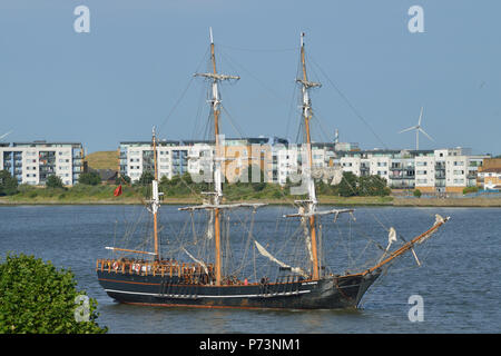 Tall Ship il Conte di Pembroke arriva sul Fiume Tamigi a Londra avanti della vela Royal Greenwich 2018 event Foto Stock