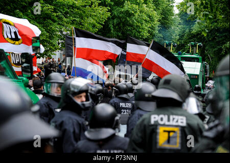 Germania, rally del nazismo e del diritto dei gruppi estremisti con bandiere di ala destra parte NPD in amburgo, scortato dalle forze di polizia per evitare scontri con la sinistra anti-manifestanti Foto Stock