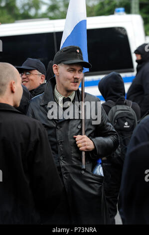 Germania, rally del nazismo e del diritto dei gruppi estremisti in amburgo, Neo attivista nazista con Adolf Hitler di baffi Foto Stock