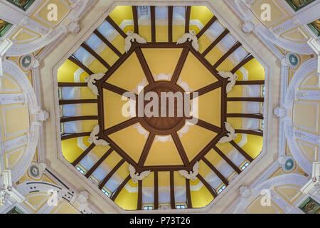 L'elaborato soffitto a cupola interna della stazione di Tokyo sud uscita concourse, Aperto originariamente nel 1914, ha completato il suo restauro nel 2012. Foto Stock