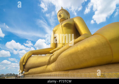 Immagine del buddha. Golden grande statua del Buddha seduto sul cielo blu sullo sfondo Foto Stock