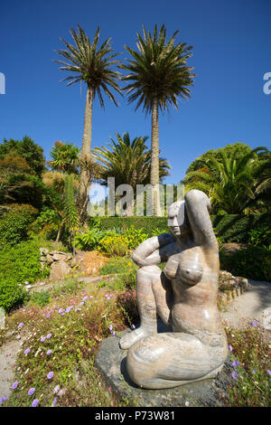 Abbey Gardens Gaia scultura e palme, Tresco Isole Scilly, Cornwall Inghilterra REGNO UNITO Foto Stock