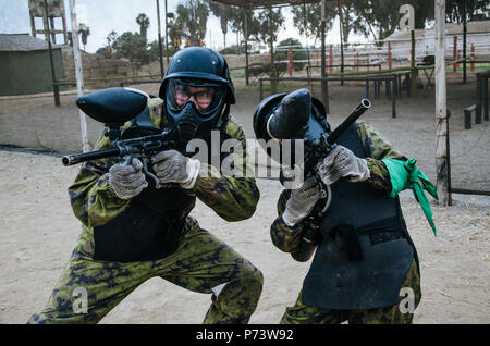 I giocatori di paintball in piena marcia sul poligono di tiro, gioco armi Foto Stock