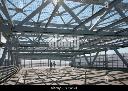 SAINT-Petersburg, Russia - 29 giugno 2018: Persone in temporanea cavalcavia (ponte pedonale attorno a San Pietroburgo Stadium Foto Stock