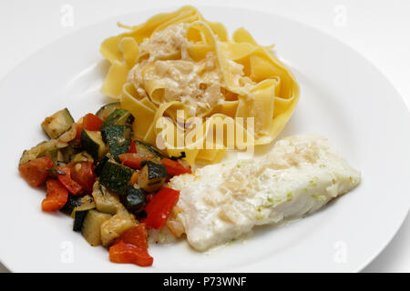 Baccalà con le tagliatelle e ratatouille Foto Stock