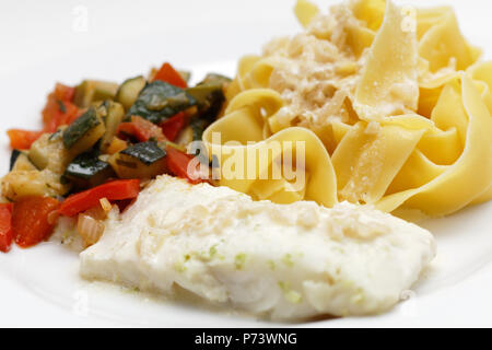 Baccalà con le tagliatelle e ratatouille Foto Stock