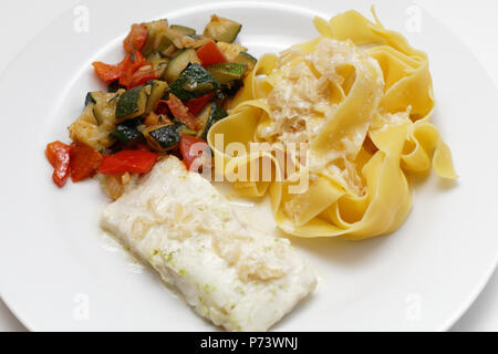 Baccalà con le tagliatelle e ratatouille Foto Stock