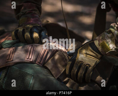 Un U.S. Air Force pararescueman con la 58th Rescue Squadron tratta un paziente durante una personale scenario di recupero a stagno zona di carico durante l'angelo Thunder 17 in Tucson, Arizona, 11 maggio 2017. Angelo Thunder è una di due settimane, Air Combat Command-sponsorizzato, joint certificata e accreditata il recupero del personale è stata incentrata sulla ricerca e soccorso. Questo esercizio è progettato per fornire corsi di formazione per il personale il recupero degli asset usando una varietà di scenari per simulare condizioni di distribuzione e gli imprevisti. Foto Stock