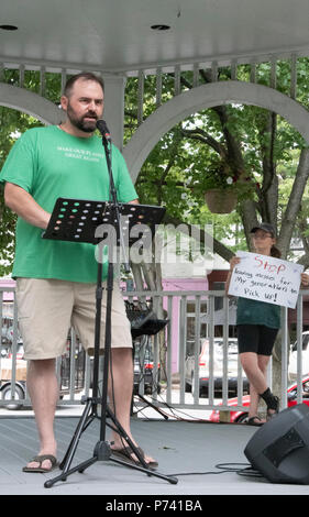 KEENE, New Hampshire/US - Giugno 30 2018: Paul Venezia, organizzatore di famiglie appartengono insieme rally protestando le politiche in materia di immigrazione di Trump Foto Stock