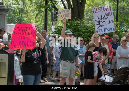 KEENE, New Hampshire/US - Giugno 30 2018: manifestanti tenere segni in un rally che protestavano le politiche in materia di immigrazione di Trump amministrazione. Foto Stock