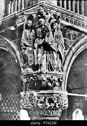 Inglese: Palazzo Ducale, Venezia, Italia. Venezia; Palazzo Ducale, Adam & Eve, sud ovest angolo. Il Brooklyn Museum Archives, Goodyear Archival Collection (S03 06 01 027 immagine 3331). prima di 1923 209 S03 06 01 027 immagine 3331 Foto Stock