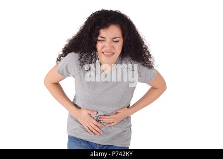 Giovane bella donna latina avente stomachache doloroso. Isolato sullo sfondo bianco. Foto Stock