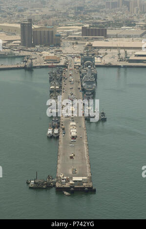 (12 maggio 2013) Una veduta aerea di U.S le navi ormeggiate in Bahrain in preparazione per la miniera di internazionale contromisure Esercizio (IMCMEX) 2013. IMCMEX 13 include le marine da più di quaranta paesi il cui obiettivo è quello di promuovere la sicurezza regionale attraverso la miniera di contromisura per le operazioni negli Stati Uniti Quinta Flotta area di responsabilità. Foto Stock