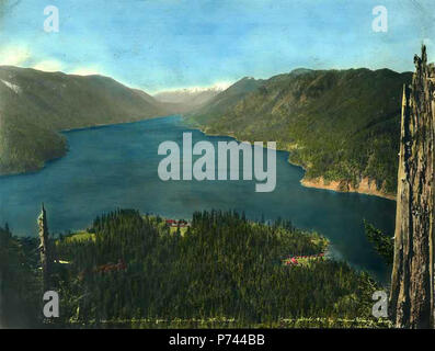 . Inglese: vista panoramica del lago Crescent, ca. 1927 . Inglese: didascalia sull'immagine: 256D. Vista panoramica lago Crescent dalla tempesta re Mt., nello Stato di Washington Copyright 1927 da Dario Kinsey, Seattle soggetti (LCSH): Crescent Lake (nello stato di Washington : Lago)--vedute aeree; Laghi--Washington (stato)--Penisola Olimpica . circa 1927 7 vista panoramica del lago Crescent, ca 1927 (KINSEY 2870) Foto Stock