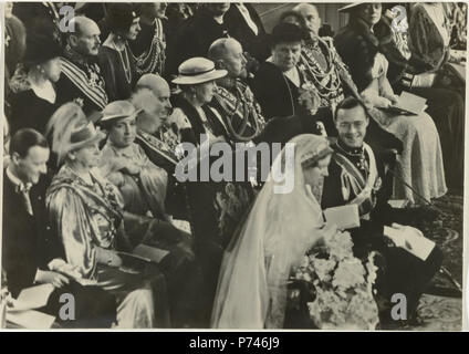 Nederlands: Inzegening van het huwelijk van prinses Juliana en prins Bernhard in de San Jacobskerk in Den Haag, 7 januari 1937, Erich Salomon, Weekblad Het Leven, 1937. Een van 10 prentbriefkaarten in een mapje. 7 Gennaio 1937 44 RP-F-2008-33-9 Foto Stock