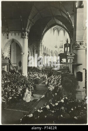 Nederlands: Inzegening van het huwelijk van prinses Juliana en prins Bernhard in de San Jacobskerk in Den Haag, 7 januari 1937, Erich Salomon, Weekblad Het Leven, 1937. Een van 10 prentbriefkaarten in een mapje. 7 Gennaio 1937 50 Toeschouwers bij het huwelijk van prinses Juliana en prins Bernhard Foto Stock