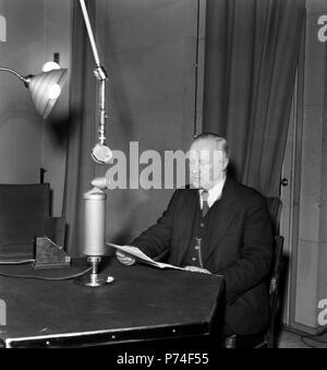 Il Ministro degli Esteri Väinö Tanner dice al popolo che la guerra d'inverno è terminato, 1940. YLE RADIO Foto Stock