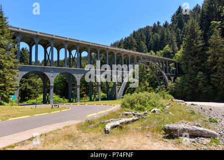 Autostrada 101 cavalcavia sulla costa dell'Oregon Foto Stock