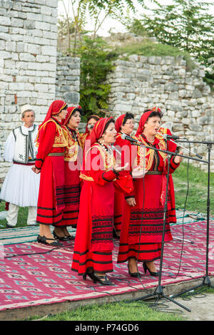 Berat, Albania- Settembre 29, 2016: persone che indossano il costume nazionale cantando in festival di musica tradizionale nel castello di Berat in Albania Foto Stock