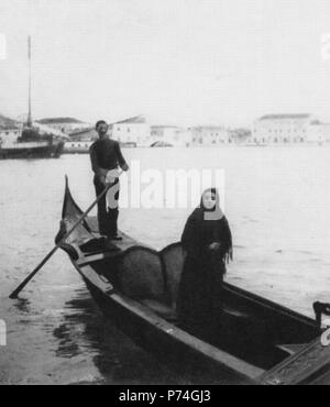 Inglese: Eleonora Duse in una gondola, 1899. Foto di Giuseppe Primoli (1851-1927). 1899 38 Eleonora Duse in una gondola, 1899 Foto Stock